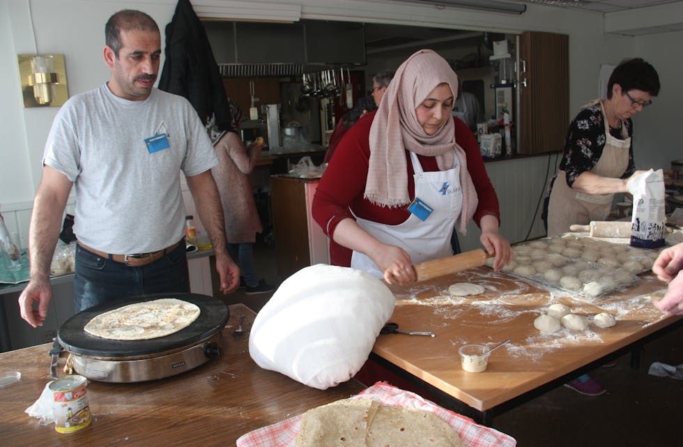 Sami Alwaked (t.v) og Baidaa Alhamdan frå Syria viser korleis ein bakar arabisk brød. Reidun Vaa Holmen bakar potetkake.
Foto: Irene Mæland Haraldsen