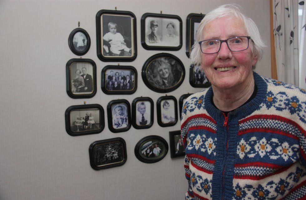 Borghild Rullestad (87) frå Vats har laga plass på veggen til sine nye slektningar.
Foto: Irene Mæland Haraldsen