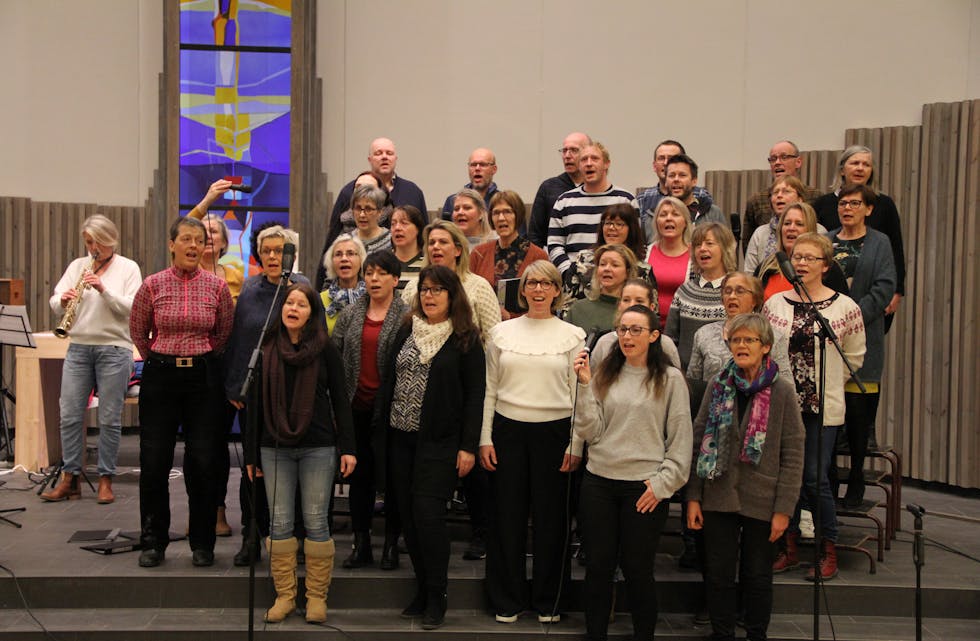 45 songglade kvinner og menn syng gospel så taket lettar seg i kyrkjerommet i Etne kyrkje. 
Foto: Grethe Hopland Ravn