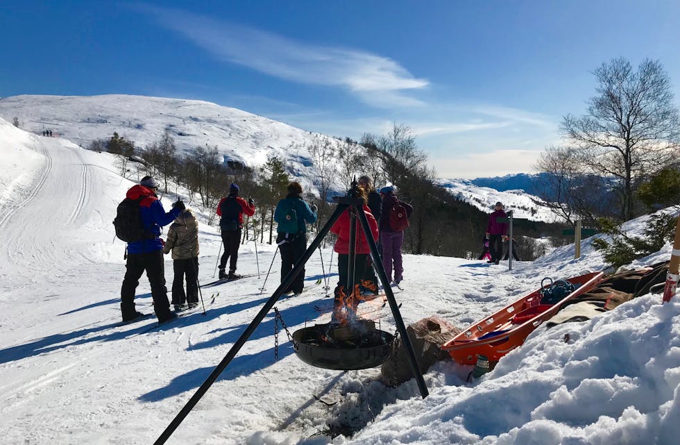 Ved Røde kors-hytta halvvegs til Olalihytta er det rigga til med både bålpanne og rasteplassar i snøen. Mange stoppar opp her for å ta seg ein pause.
Foto: Grethe Hopland Ravn