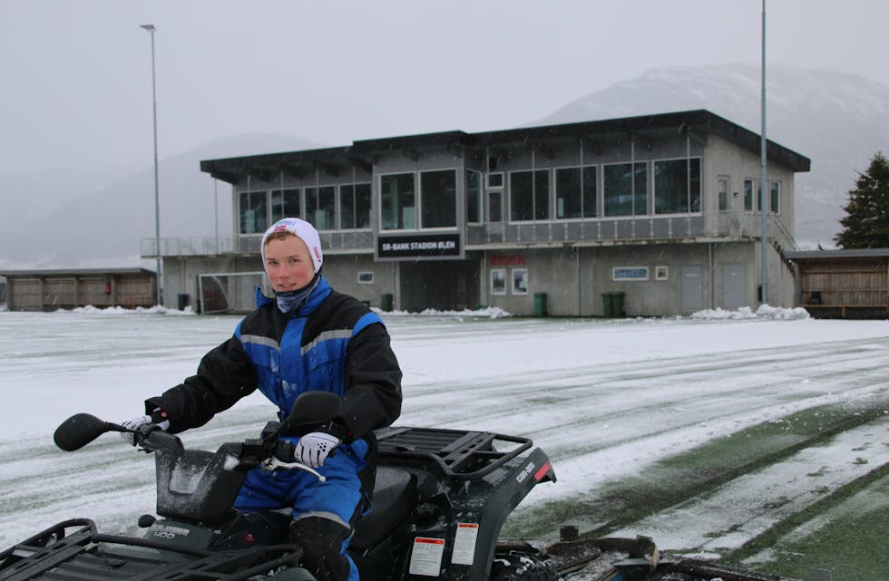 ATV-en med brøyteskjær har vore flittig i bruk på Ølen stadion i vinter. Her er Gustav Stople i aksjon etter snøfallet tyrsdag i denne veka. 
Foto: Magne Skålnes