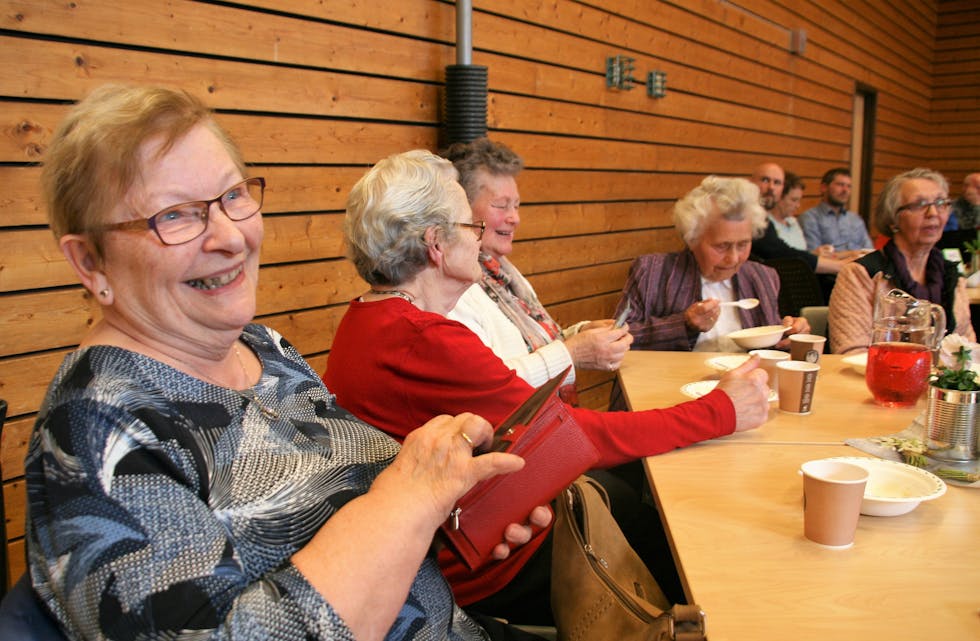 79 år gamle Tordis Lofthus ( t.v) går på fleire basarar i året. Ho synes det er spennande og ikkje minst sosialt. Òg ho meiner det er viktig å støtte opp om gode formål. Ho sit i godt lag saman med (f.v) Signy Eikanes (91), Erna Nordtveit (80), Aslaug Vårvik (93) og Elbjørg Olsen (78). 
FOTO: SIRIANNE VIKESTAD
