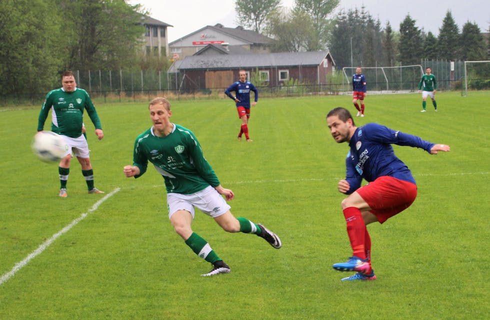 Erling Bjarte Rullestad i kamp om ballen, medan Øystein Ekrheim fylgjer spent med. 
Foto: Magne Skålnes
