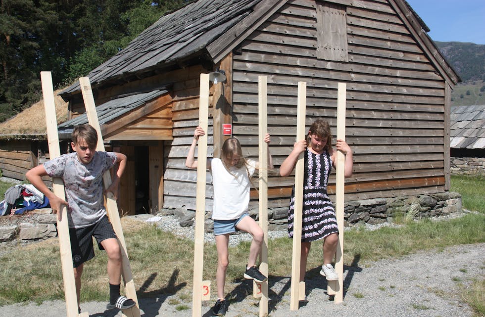 Annleis skuledag. Elias Rafdal (12), Mariell Markhus Vevatne (13) og Malene Hardeland Johnsen (12) øver seg å gå på stylter.
Foto: Irene Mæland Haraldsen