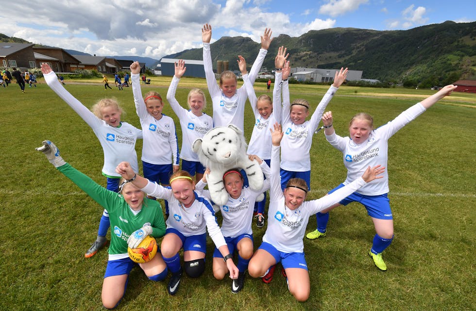 Yangi ona porno Porno oila dostlarini onlayn taklif qildi.