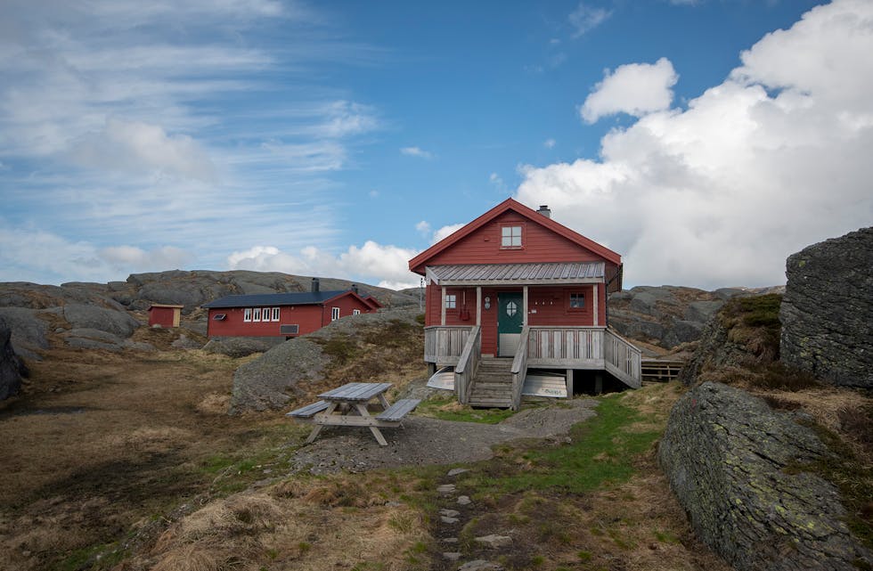 Haugesund turistforening si hytte ved Løkjelsvatn er ein fin rasteplass på veg til Hårlandsnepane.
FOTO: TORSTEIN TYSVÆR NYMOEN
