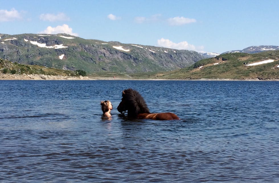 Slik såg det ut Sofie Anine Tesdal Røer og hesten Tengil bada i Ilsvatnet ved Auastadstølen i Etnefjellet den første laurdagen i juni 2018. No er vi inne i ei ny godvêrsperiode. 
FOTO: GRETHE TESDAL