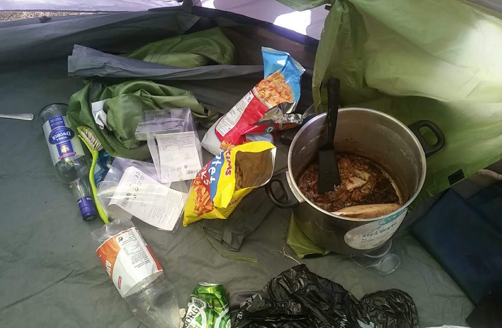 Ei gryte med matrestar og tomme brus-, øl- og spritflasker er berre noko av bosset som ligg i teltet på Ekrheimsholmen i Stordalsvatnet.
FOTO: PRIVAT