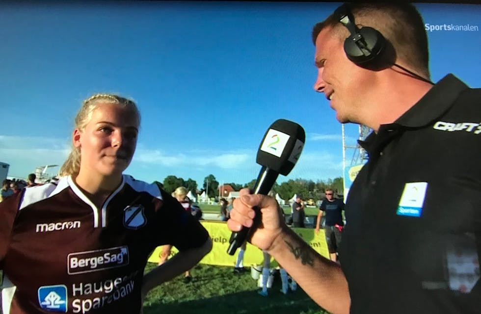 Synne Økland var ein av målscorarane under søndagens kamp mot Øystese IL. Her blir ho intervjua av Kasper Wikestad etter første omgang. FOTO: Skjermbilde, TV2 Sumo.