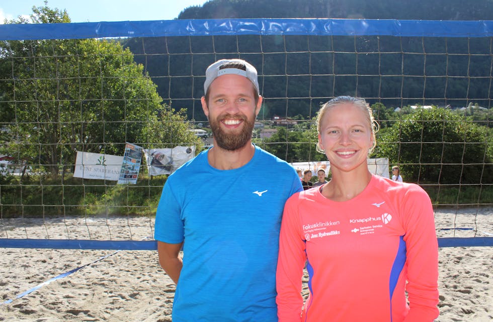 Inspirerer unge. Jon Tranby Kristiansen og Ingrid Lunde kom til Vikedal for å lære vekk triks til unge sandvolleyglade.

FOTO: ØYSTEIN SILDE FRØNSDAL