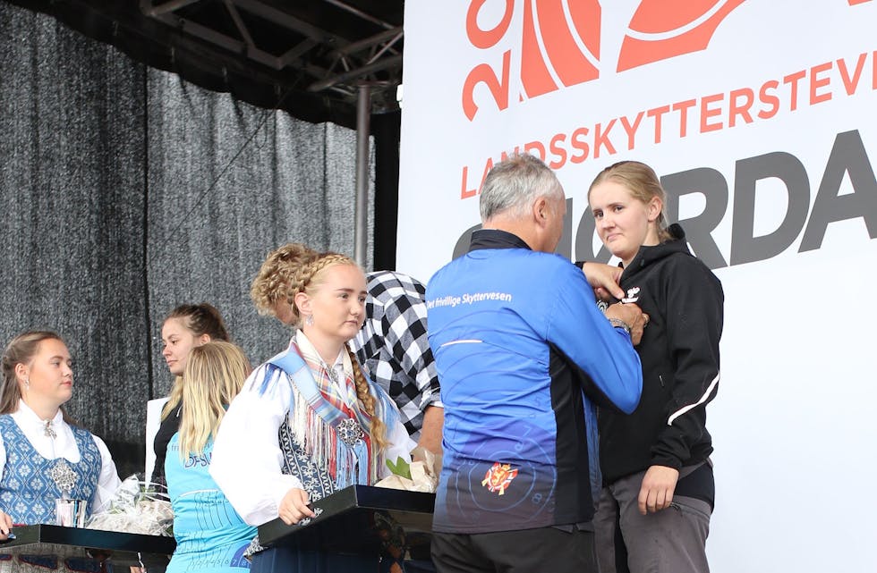 Stolt jente på pallen. Her får Guro Emilie Hiksdal Øglænd sin medalje under Landsskytterstevnet.
Foto: Vidar Alfarnes