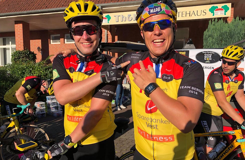Sveinar Rødne (t.v) peiker på skuldra til Henning Aarekol som fekk seg ein trøkk då sykkelturen til Paris enda med fall for vindafjordingen. — Alt for ei god sak, seier dei. 
FOTO: PRIVAT