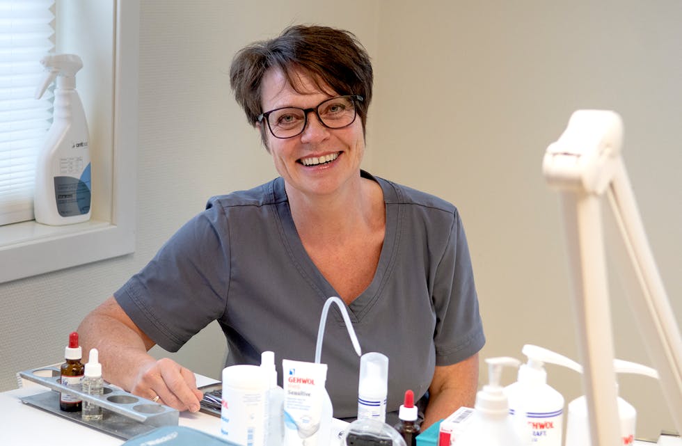 Sp sin ordførarkandidat Mette Heidi Bergsvåg driv til dagleg fot- og hudpleieklinikk i Etne. — Om eg blir ordførar, blir klinikken drive vidare med vikar, forsikrar ho.
FOTO: TORSTEIN TYSVÆR NYMOEN