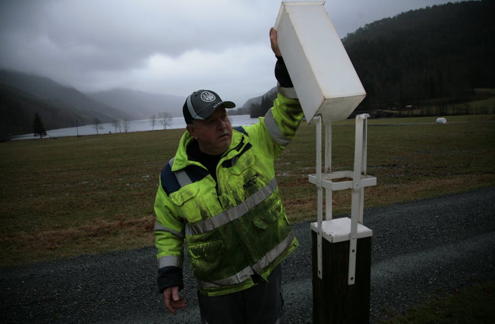 Jens Hundseid har i mange år målt nedbør for Meteorologisk institutt.
Arkivfoto: Jon Edvardsen