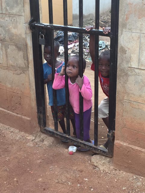 Fleire barn håpar å få plass på Kamwokya-skulen. Foreldra er overtydde om at vegen ut av slummen går via utdanning.
Foto: Privat