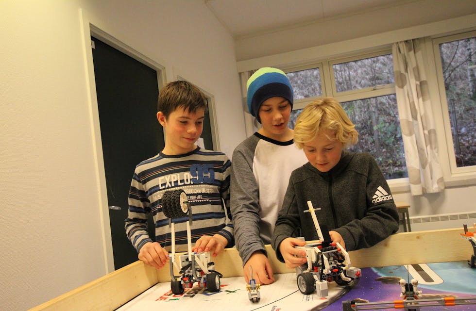 Engasjerte elevar. Leander Helgevold Hundseid (t.v), Ivar Miljeteig Svendsen og Eivind Apeland Skarpeid testar ut lego-robotane. 
Foto: Grethe Hopland Ravn