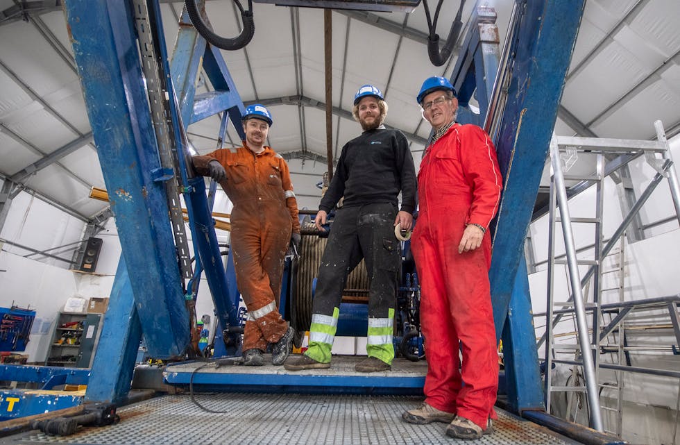 Skånevik Marine held mellom anna på med service på hydraulisk løfte- og lossutstyr for subseabransjen, som denne installasjonen. F.v. står Ove Straumsøy, Jostein  Lygre og Jan Kåre Lygre.
FOTO: TORSTEIN TYSVÆR NYMOEN