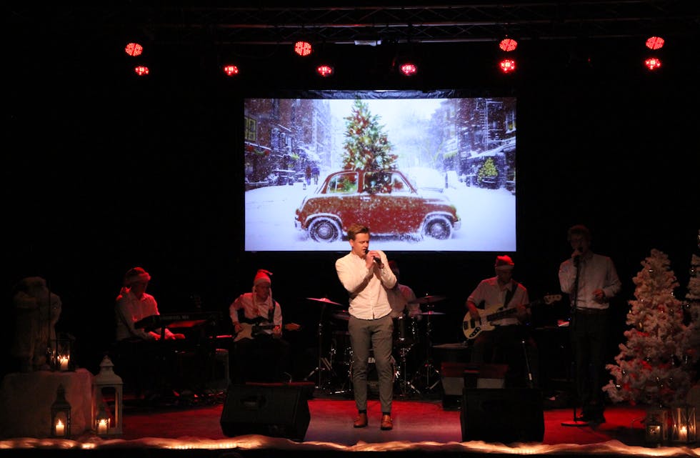 Imponerte. Jarle Nordtveit Åsheim frå Imsland, er også solist og vokalist i bandet FYK. Under julekonserten song han Driving home for christmas. 
Foto: Grethe Hopland Ravn