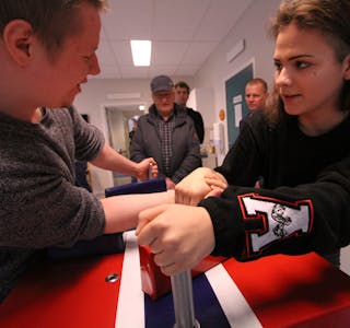 Adelina Busthian (16) er sterk i klypa og fatta interesse for handbak. No er ho i gang med ein ny klubb i Vindafjord. Her i armkamp med Simon Hegerland. 

FOTO: Jon Edvardsen