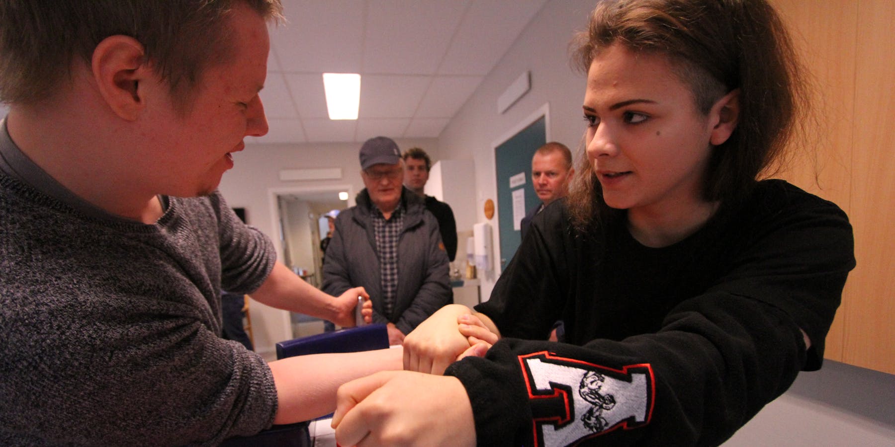 Adelina Busthian (16) er sterk i klypa og fatta interesse for handbak. No er ho i gang med ein ny klubb i Vindafjord. Her i armkamp med Simon Hegerland. 

FOTO: Jon Edvardsen