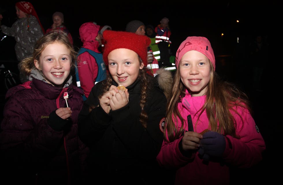 Tiåringane Andrea Nesbu (t.v), Åseline Johansen og Kara Celine Amundsen kosa seg med julegodt under julegateopninga i Isvik.
Foto: Irene Mæland Haraldsen