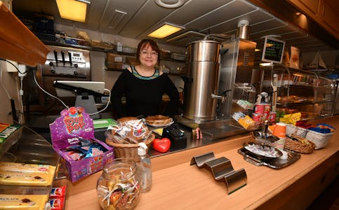 Tereza Nestverko driv kiosk og cateringverksemd om bord i MF «Kvinnherad» på åttande året.
FOTO: TORSTEIN TYSVÆR NYMOEN