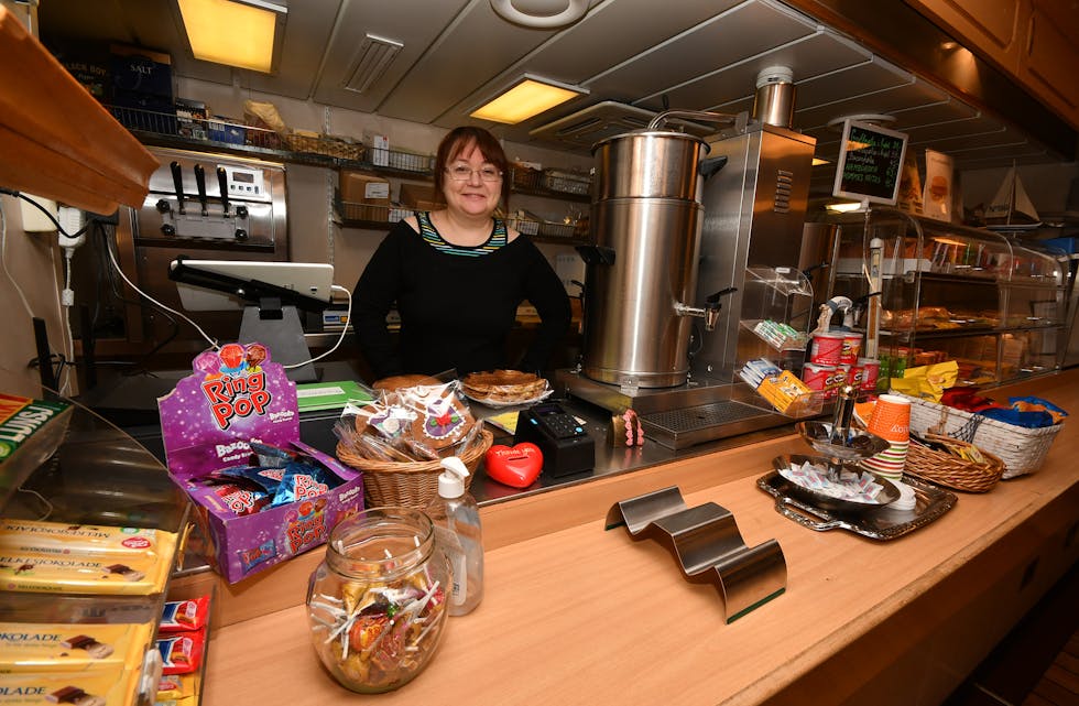 Tereza Nestverko driv kiosk og cateringverksemd om bord i MF «Kvinnherad» på åttande året.
FOTO: TORSTEIN TYSVÆR NYMOEN