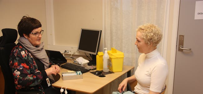 Helsesøster Lene Skartland (t.v) gjer klar for vaksinering av Åse Synnøve Bakke.
Foto: Irene Mæland Haraldsen