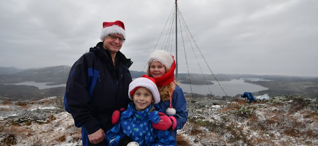 Oddbjørn Mangrud, dottera Rut Jøry og sonen Halvard Levi var laurdag ettermiddag å Haukberg for å byte batteri på det som har blitt Skjold-bygas mest berømte juletre.
FOTO: TORSTEIN TYSVÆR NYMOEN
