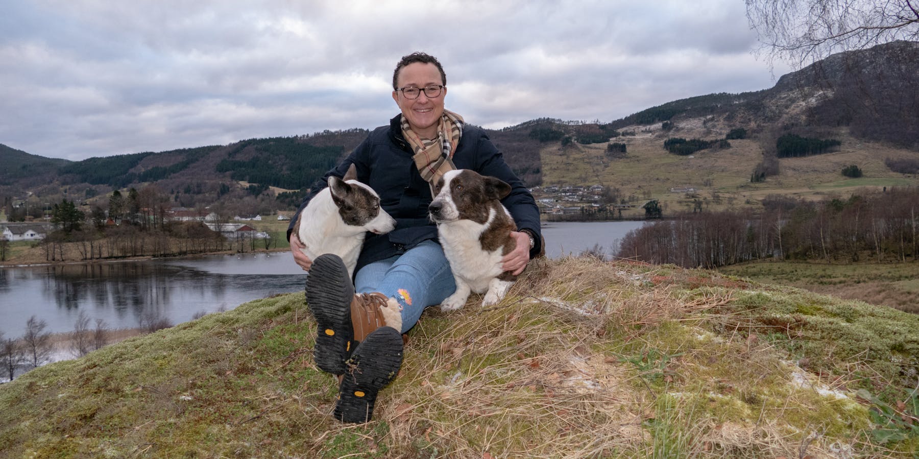 Med utgangspunkt i garden sin på Vatne i Nedre Vats har Ingrid Prytz Ohm lagt ned ein enorm innsats for utvikling av hunderasen Welsh Corgi Cardigan verda over. Oppdrettarprisen for 2018 er eit prov på det. 
Foto: Torleif Heggebø