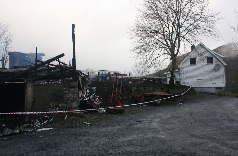 Løa som brann ned til grunnen i Vats 13. januar stod like ved bustadhuset.
Arkivfoto: Irene Mæland Haraldsen
