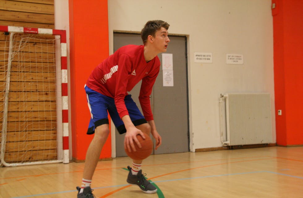 Birge Nagel-Alne ønskjer proffkarriere i basketball og valte derfor å flytta til Bergen der det er eit større miljø for idretten. På privatgymnaset Metis er gymlæraren Arne Ingebrigtsen sjølv eliteseriespelar og tidligare landslagsassistent for U16 i basketball.