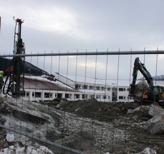 Tveit Maskin AS er i gang med grunnarbeidet for nybygg ved Ølen vgs.Ølen Betong skal levera betong.
Arkivfoto: Arne Frøkedal