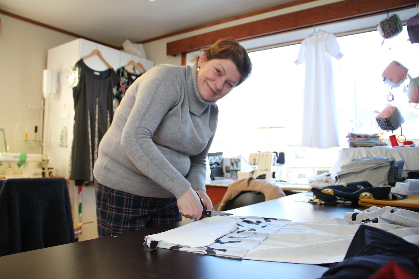 Her klypper Anita stoff etter mønster.
FOTO: GRETHE HOPLAND RAVN
