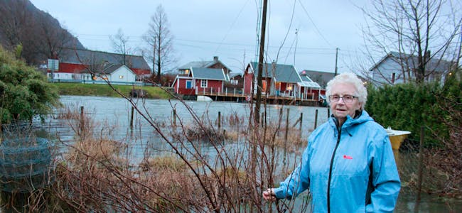 Desember 2017: Sofie Hunt fekk vatnet langt inn på eigedommen i Vikedal.
ARKIVFOTO: ARNE FRØKEDAL