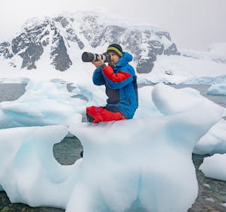 Espen Mills på fotooppdrag for Hurtigruten AS i Antarktis. Nå blir det slutt på sliske oppdrag ei stund etter utbrot av koronasmitte på eitt av skipa.
Foto: Privat