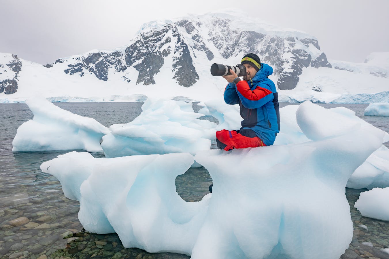 Espen Mills på fotooppdrag for Hurtigruten AS i Antarktis. Nå blir det slutt på sliske oppdrag ei stund etter utbrot av koronasmitte på eitt av skipa.
Foto: Privat