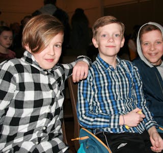 Leo Rødde (11) (t.v), Ola Byrkja Hystad (10) og Sveinung Havn Lothe (10) storkoste seg på fremste rad då Ronja Røverdatter lagde liv i Skjold Arena laurdag kveld. Foto: Sirianne Vikestad