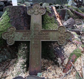 Det som finst igjen av gravminne er spreidde rundt. Mons L. Ekaas (1828–1896), og hustru, som det står på korset.