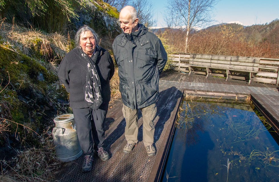 Ekteparet Gerda og Wim Weers er glade i hagen dei har bygd opp på Vannes. Ved Fiskedammen har dei både utsikt og le for vinden.