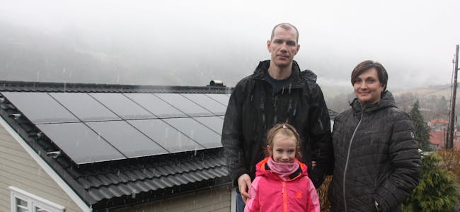 Maris Skujins, kona Dana Skujin og dottera Anna (8) er svær godt nøgd med solcelleanlegget som produserer straum også på ein regntung dag.
Foto: Irene Mæland Haraldsen