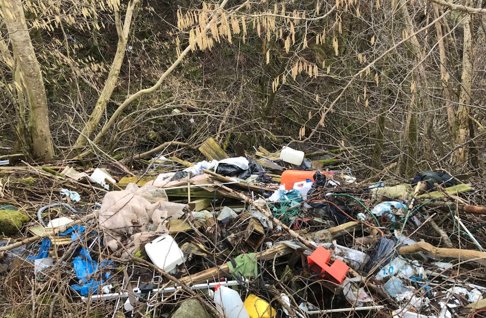 Det er store mengdar avfall som ligg i skråninga på Rygg i Etne.
FOTO: POLITIET