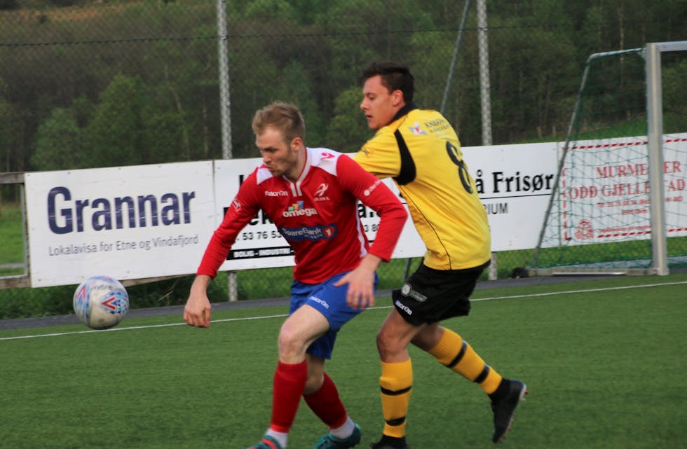 Kristian Langeland skåra trøystemålet i 4-1 kampen mot Avaldsnes. Her i kamp med Oliver Vestbø og Ølen. Arkivfoto: Magne Skålnes