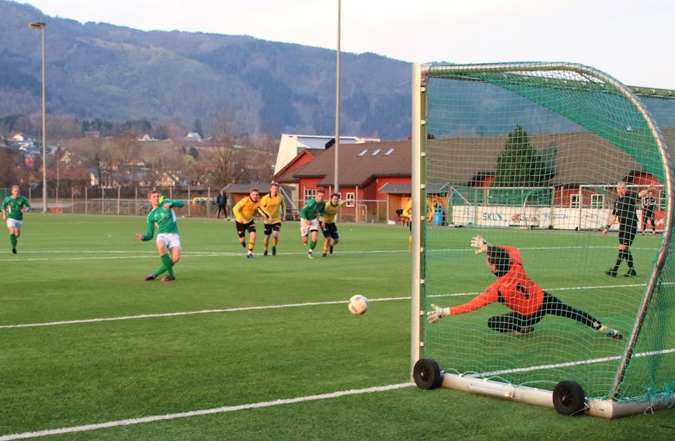 1-0! Åsmund Norheim set inn straffen, og Etne tek leiinga etter 23 minuttar. Foto: Magne Skålnes