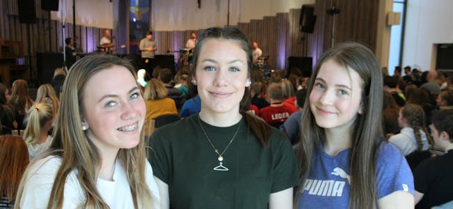 Julia Garderhagen (t.v.), Alva Sjøgren og Sofie Johanna Håland lot seg inspirere av talen om å gjere seg bevisst sin eigen verdi og vite at ein er elska. 
FOTO: SRIANNE VIKESTAD