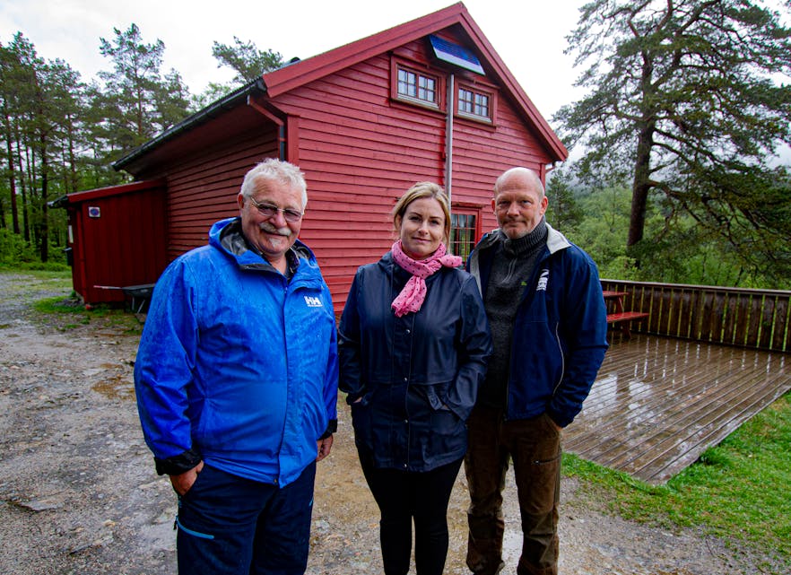 Rolf Normann Larsen (t.v.), Anita Elisabeth Langhelle, og Leif Magnus Bådsvik håper dei kan invitere til ei nyoppussa Vikestøl-hytte til våren.
FOTO: TORSTEIN TYSVÆRNYMOEN