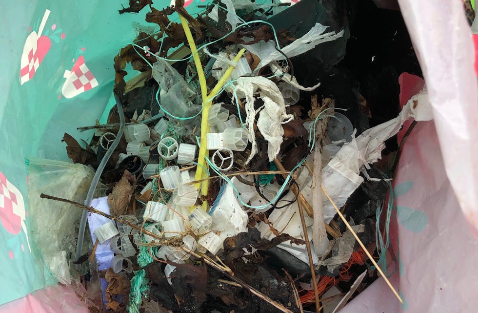 Sekken full av søppel, mykje av dette plastsylindrar frå eit stort utslepp i fjor haust som ingen har tatt ansvar eller er straffa for.
Foto: Privat