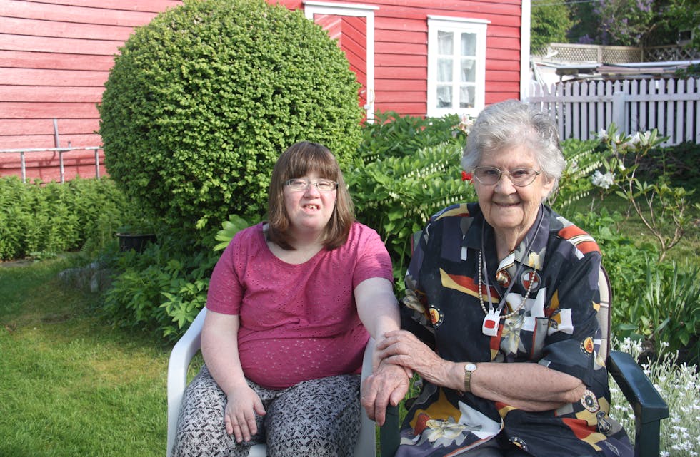 100 års jubilanten Borghild Paulsen saman med barnebarnet May-Helen Molde (34) som har tatt turen til Skånevik for å feira mormor.
Foto: Irene Mæland Haraldsen