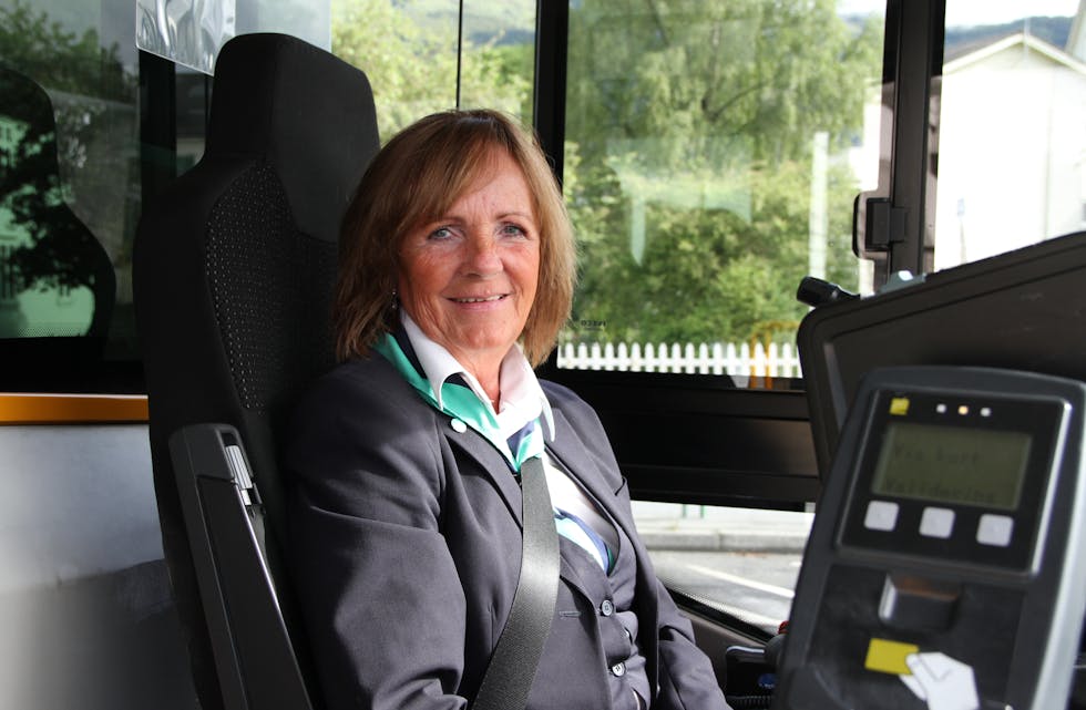Tone Karin Urdal har vore bussjåfør i 20 år og stortrivest i jobben. No overtar Vy for Tide, og det er Urdal spent på. 
Foto: Grethe Hopland Ravn