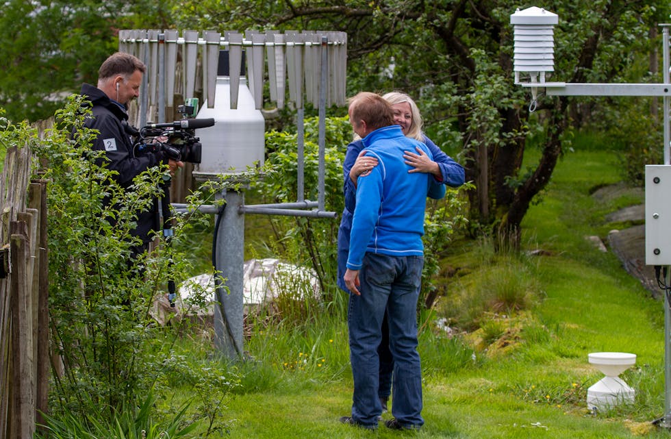 Hadde Tv2 sin vêr-ekspert Eli Kari Gjengedal vore i hagen til Lars Kjetil Flesland i dag, kunne han fått enno ein klem. Denne fikk han då ho var innom «rekord-fenomenet» i 2019.
ARKIVFOTO: TORSTEIN TYSVÆR NYMOEN